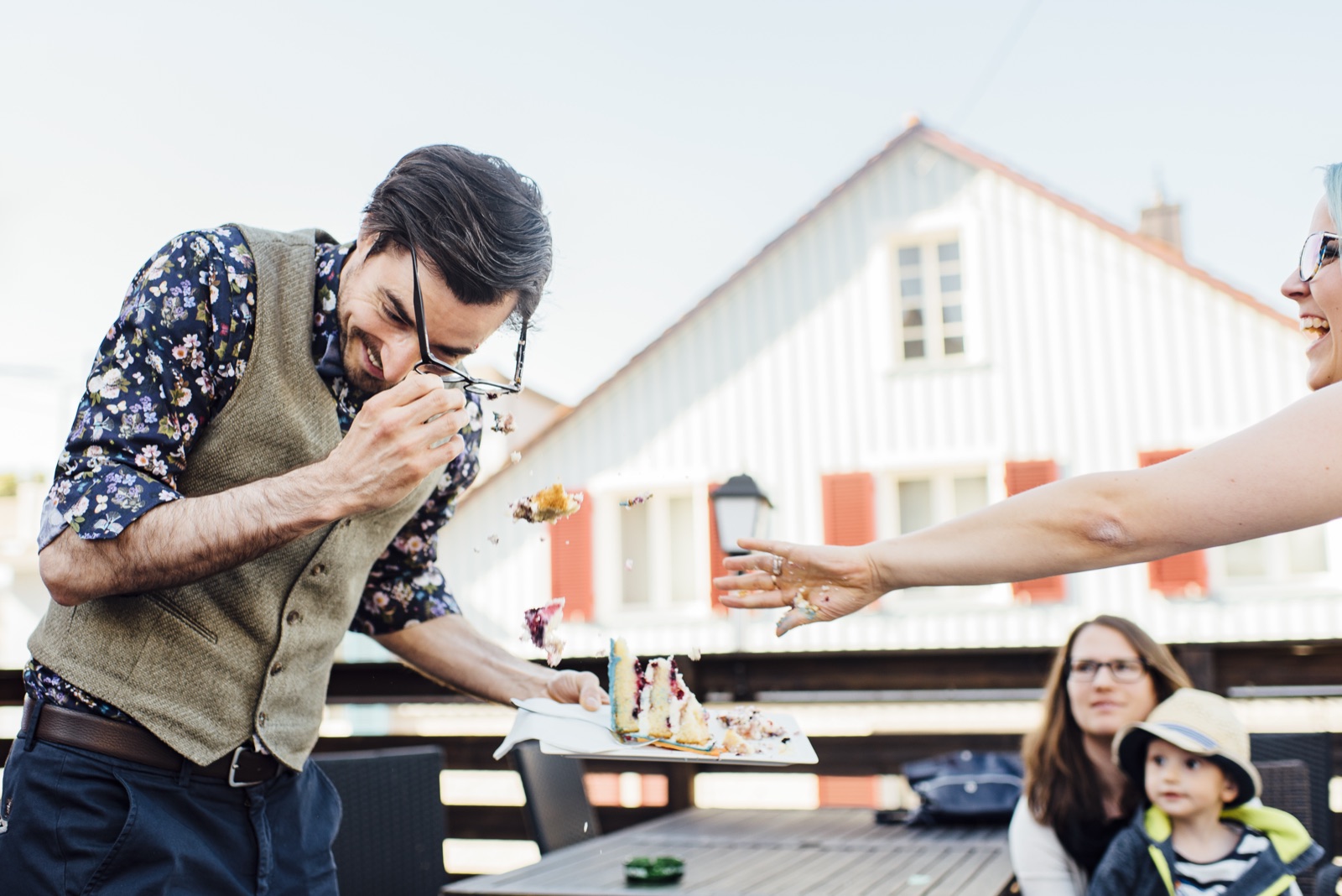 Getting Ready: Bräutigam und Freunde vor dem Haus