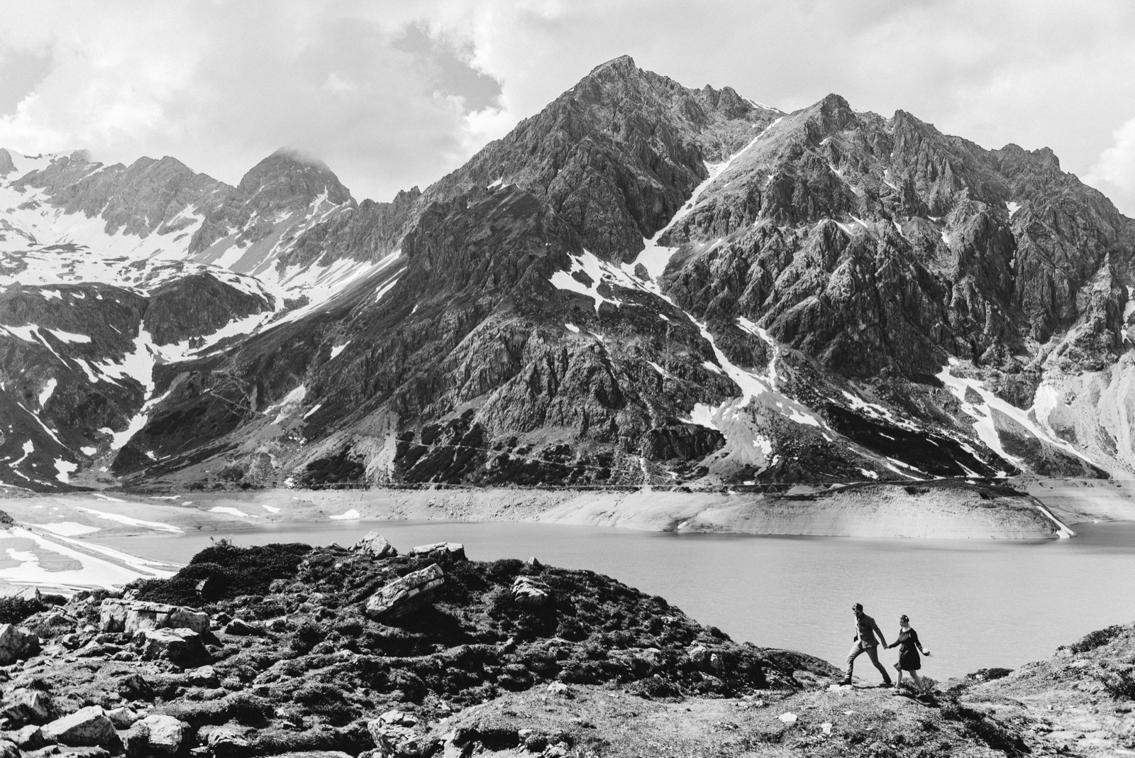 Berglandschaft mit See in Schwarz-Weiß — Destination-Hochzeit in den Alpen