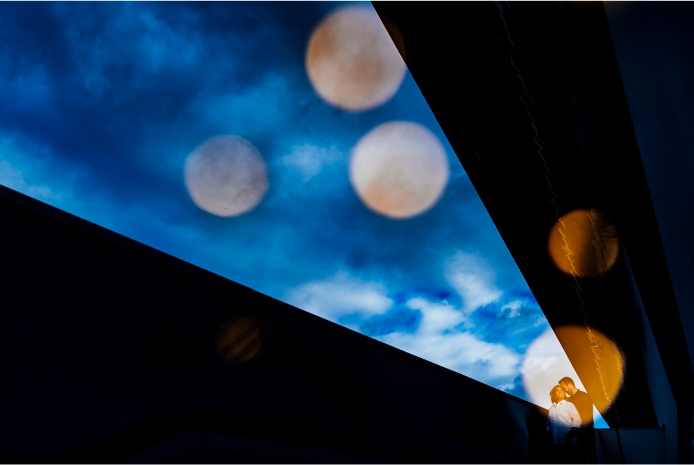 Lichter-Bokeh am Abendhimmel einer Hochzeitsfeier