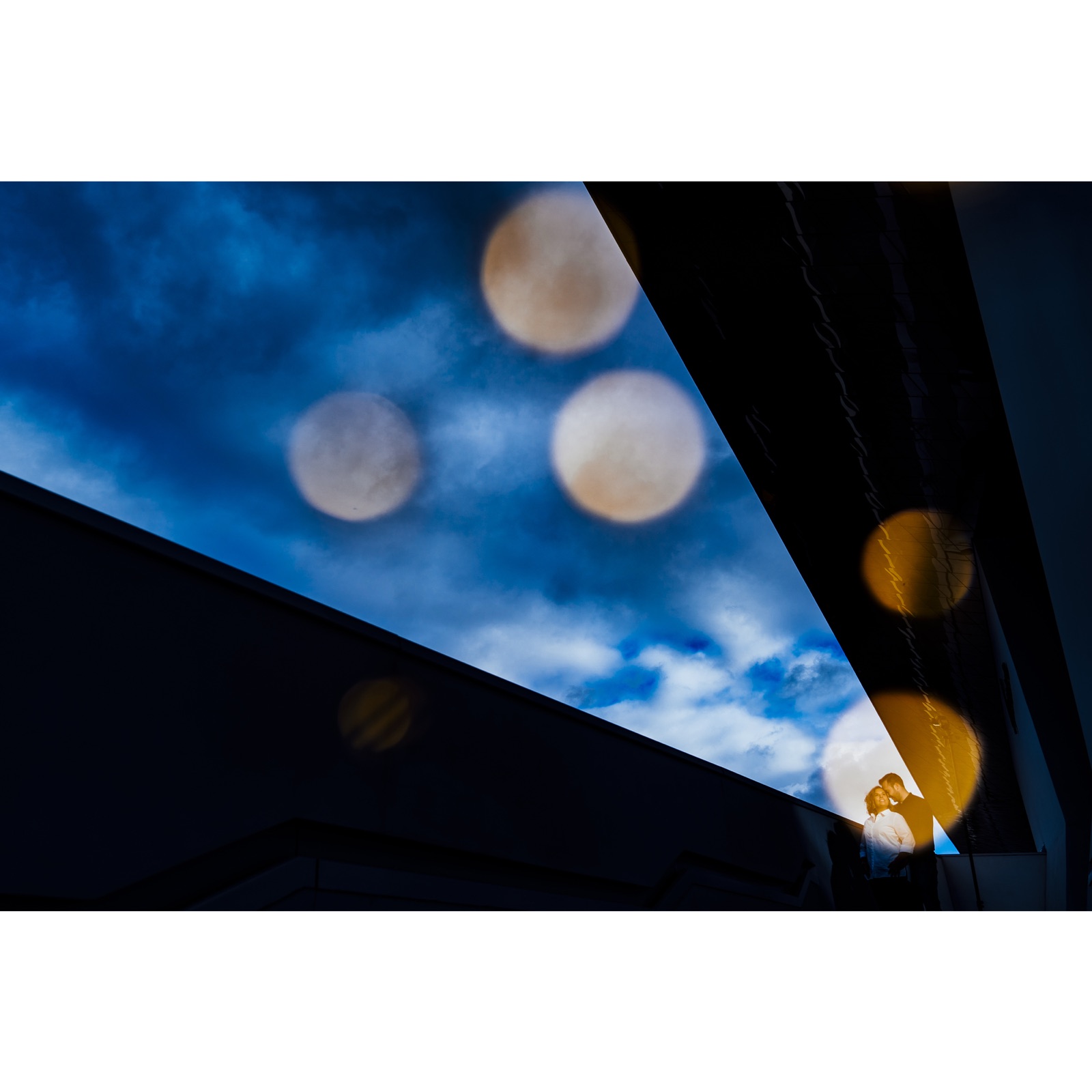Lichter-Bokeh am Abendhimmel der Hochzeitsfeier