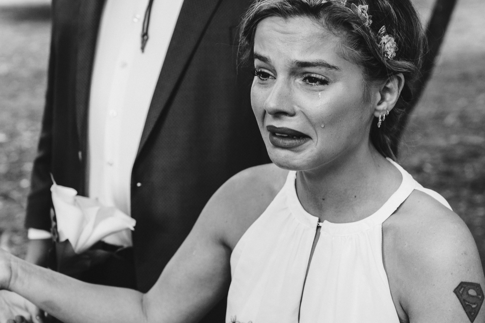 Tränen der Rührung — emotionales Schwarz-Weiß-Porträt einer Hochzeitsgästin